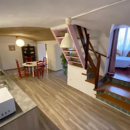Clark's, Town House, 2 Bdrm, Central & Chic
