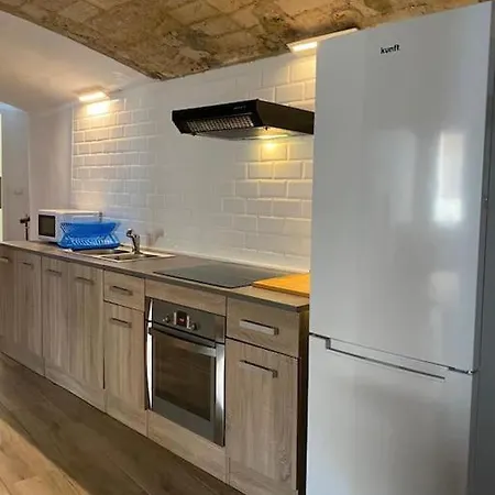 Clark's, Town House, 2 Bdrm, Central & Chic *