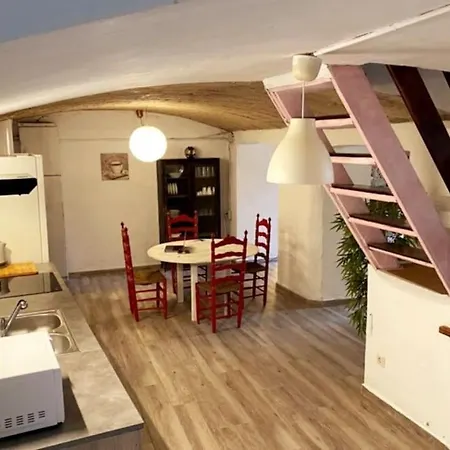 Clark's, Town House, 2 Bdrm, Central & Chic *